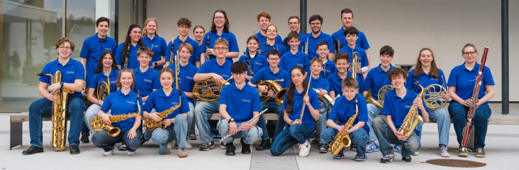 Seriöses Gruppenfoto vom Jugendblasorchester der Stadtmusik Hollabrunn 2025