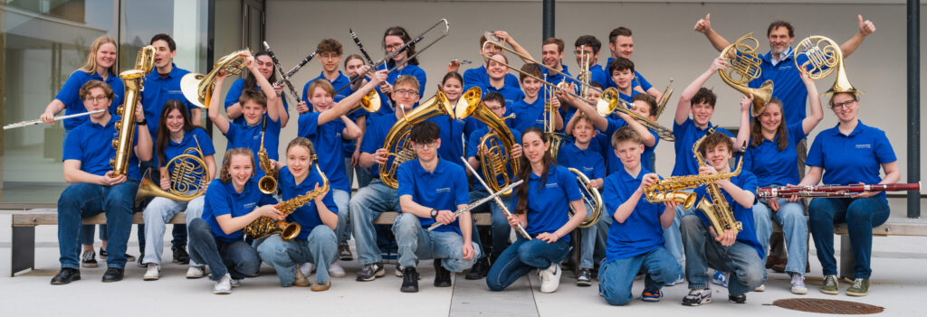Lustiges Gruppenfoto vom Jugendblasorchester der Stadtmusik Hollabrunn 2025